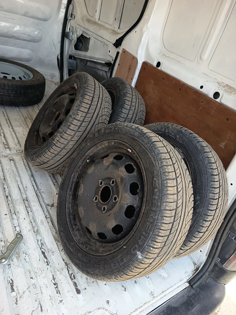 Cauciucuri de vara cu gume r15