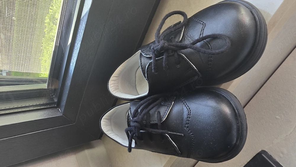 Vând pantofi piele neagra baietei de 2 ani marimea 22