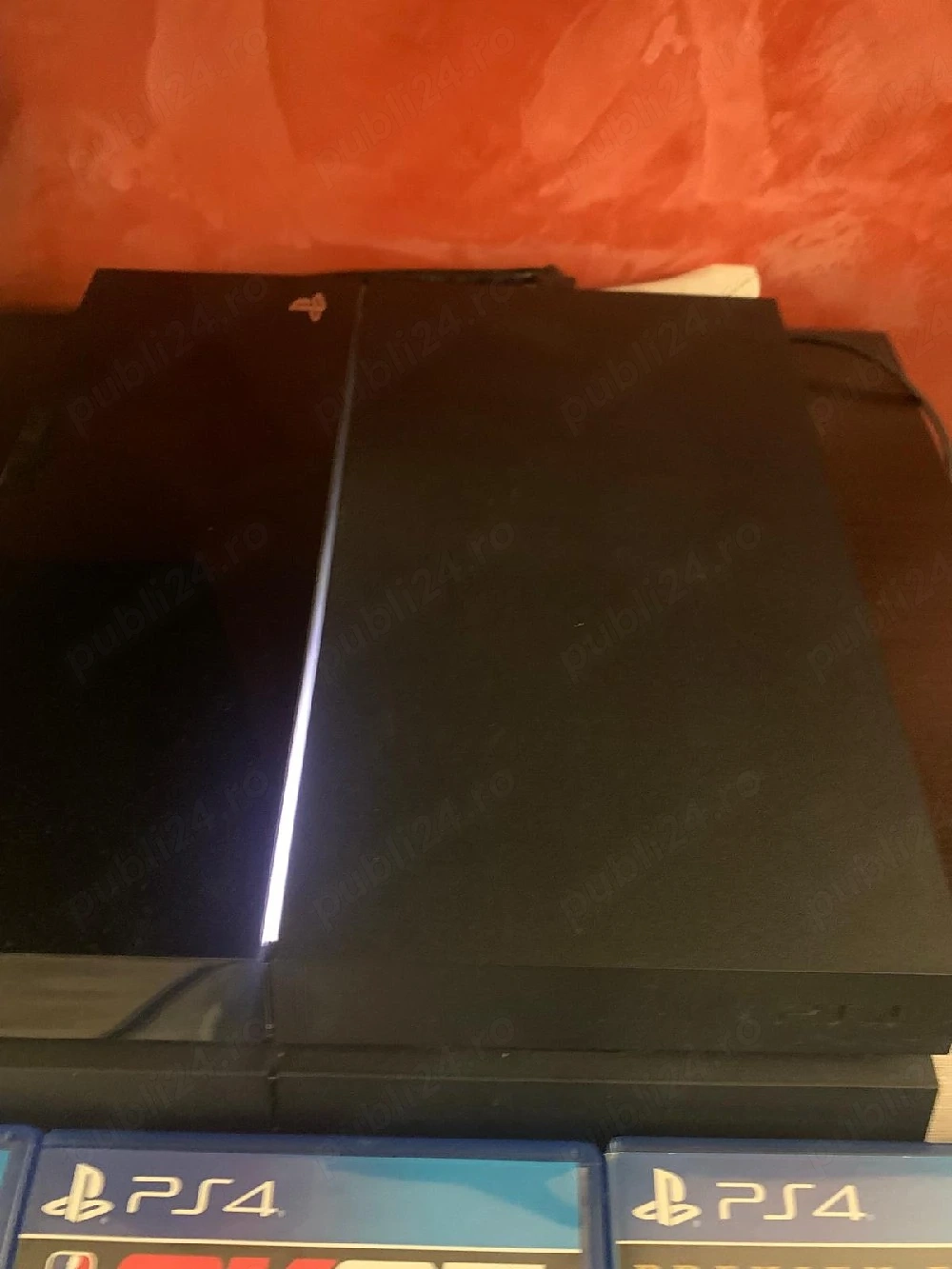 vând PlayStation 4 stare foarte bună cu 3 jocuri