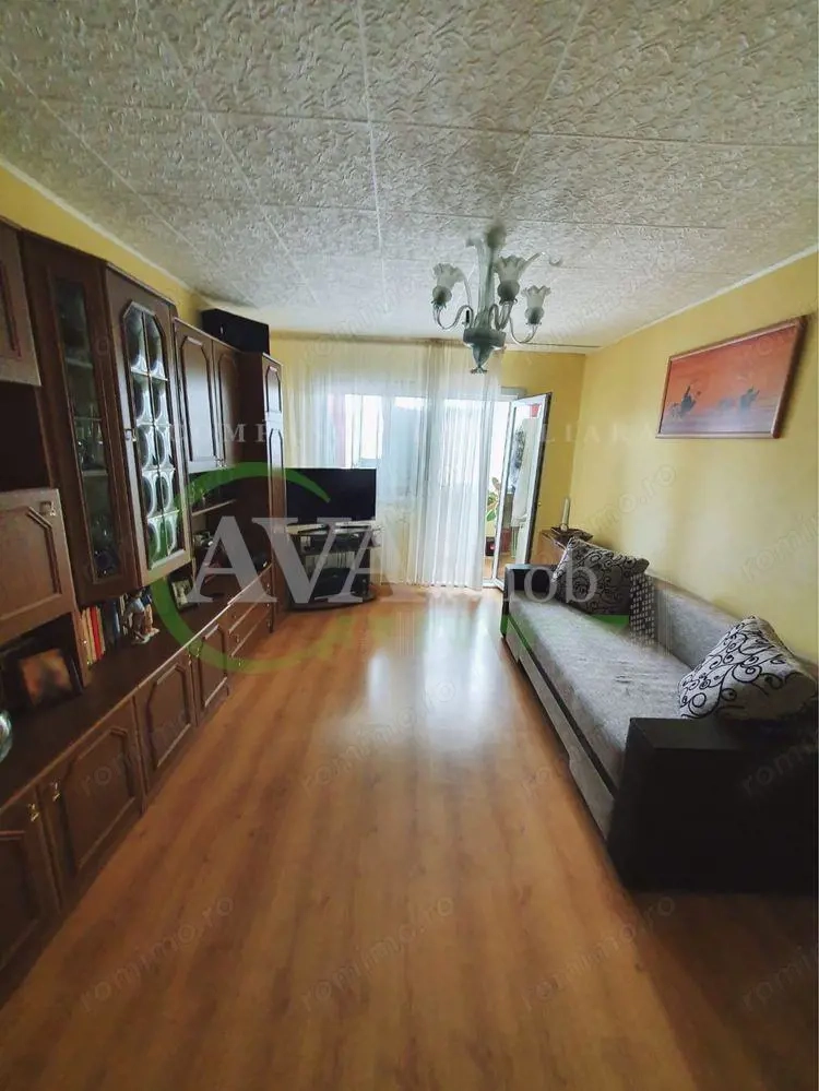 Apartament 3 camere decomandat , zona Milcov