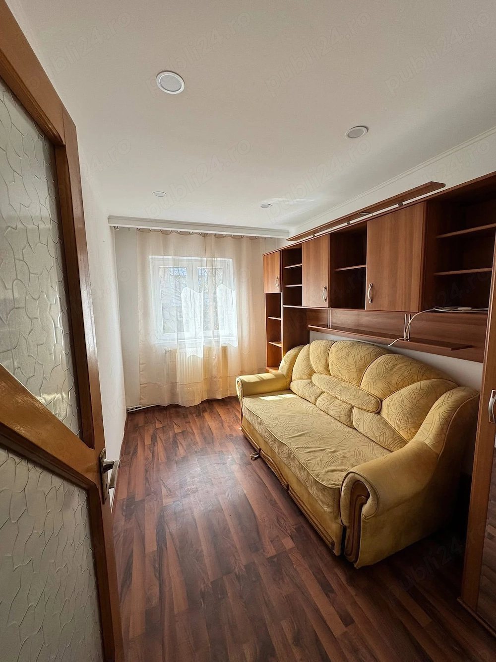 De inchiriat apartament cu 3 camere și balcon, mobilat și utilat, zona Hotel Roman