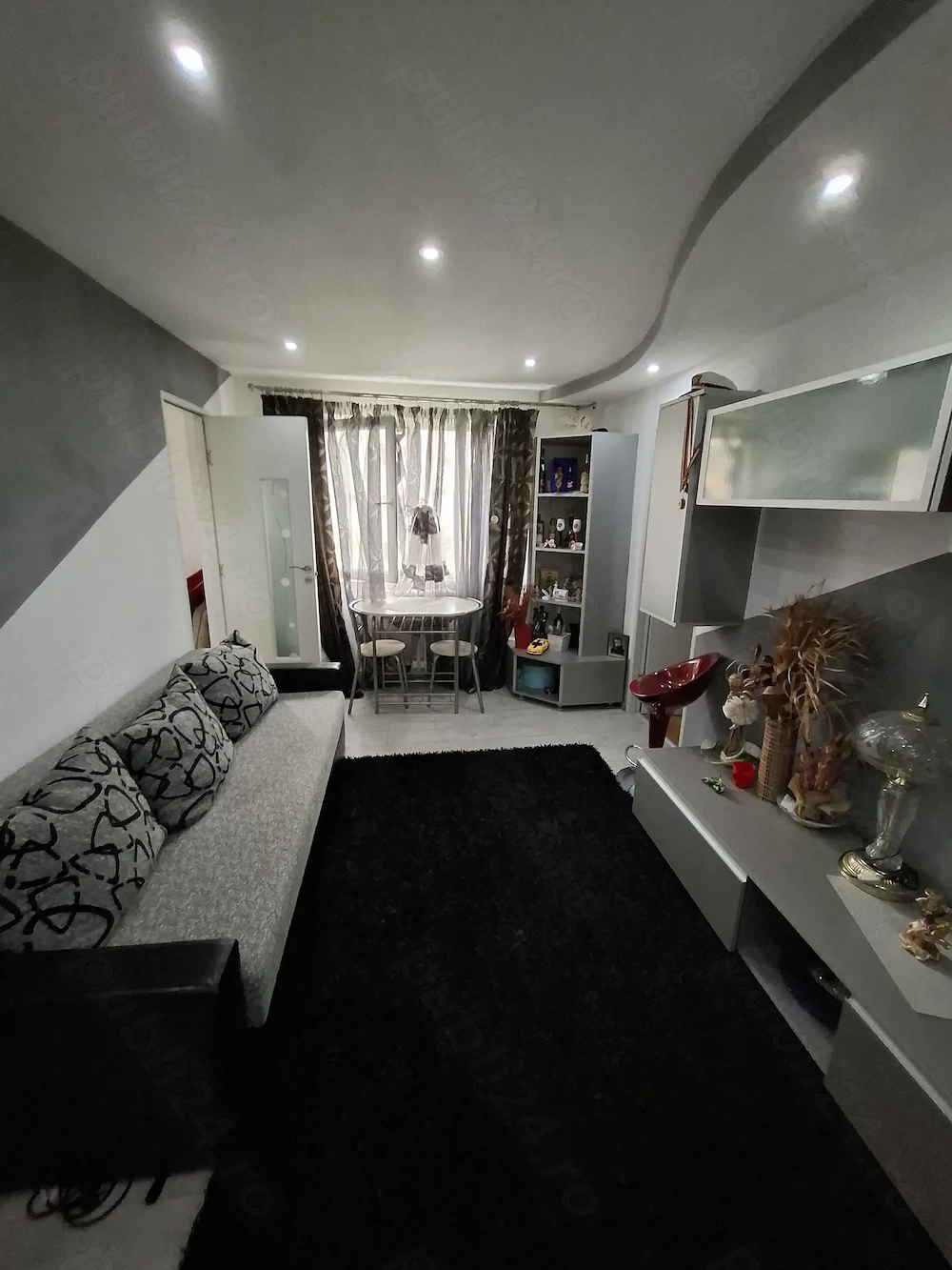 Vând apartament  2cam.conf.semidecomandat bloc de 4etaje la etajul  2