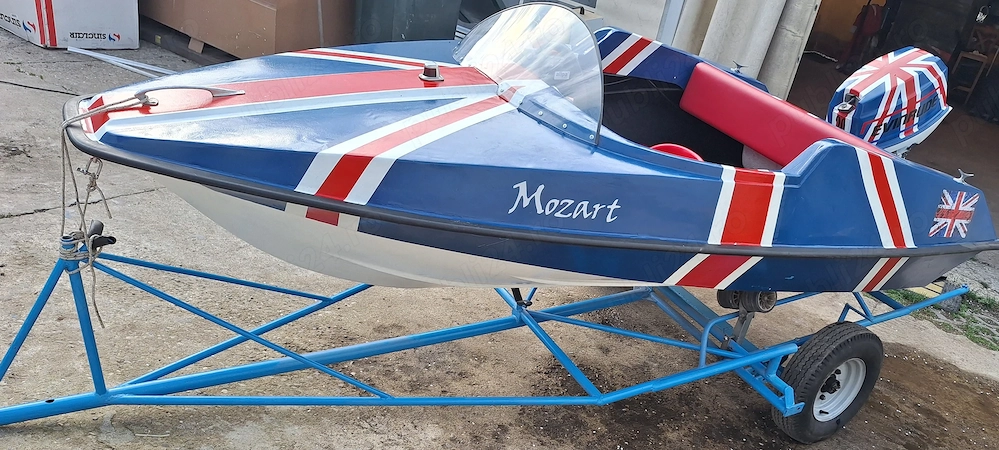 Barca de viteza cu motor și peridoc.