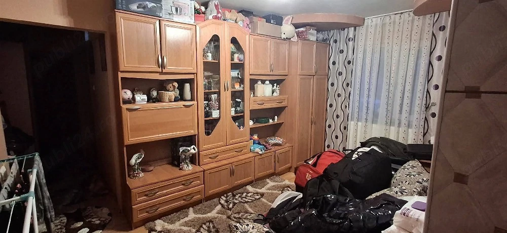 Se vinde vitrină de sufragerie 