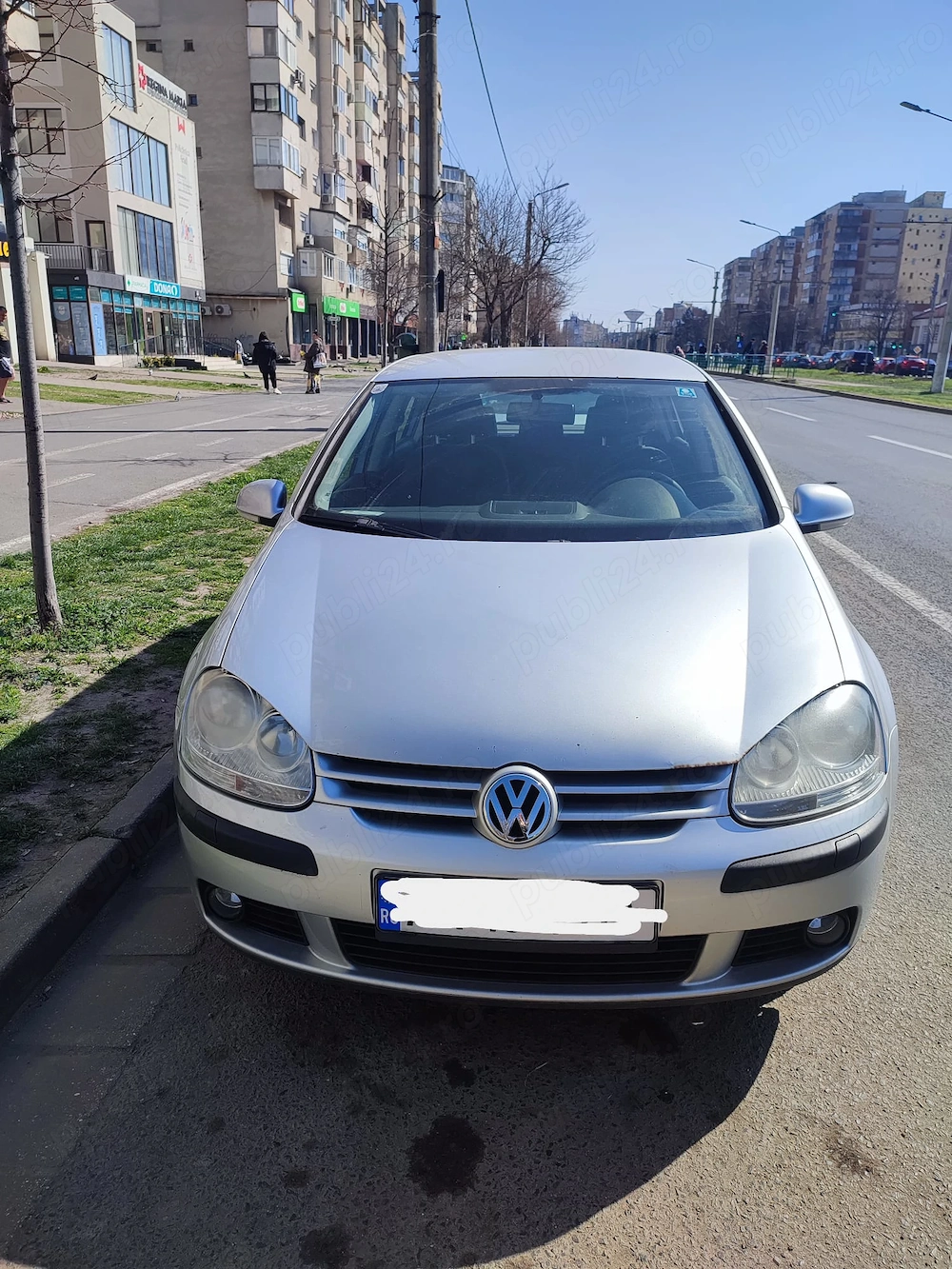 Vând vw golf,fabricație 2005 1,4 benzină,210.000 km stare buna, climă, încălzire scaune, preț 1900  