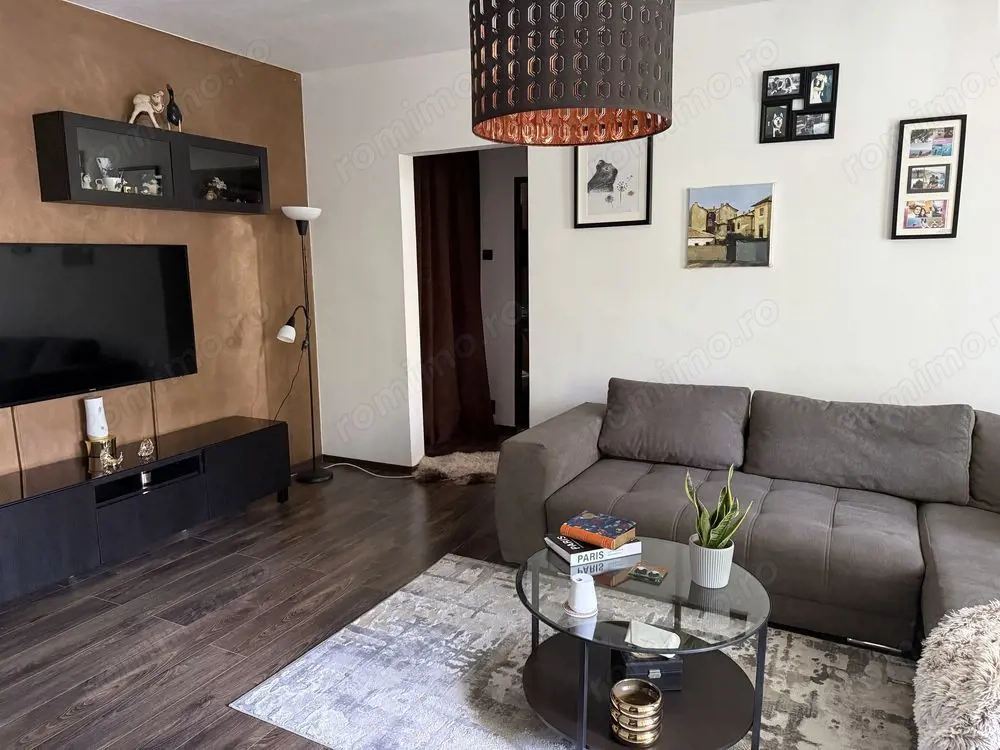 Apartament superb 2 camere Mihalache, mobilat, balcon, loc de parcare.