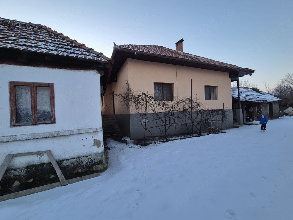 Vând casa in Pestisani