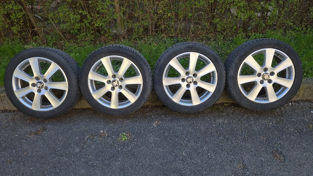 Vand roti cu jante de aliaj R17 si anvelope de iarnă. 