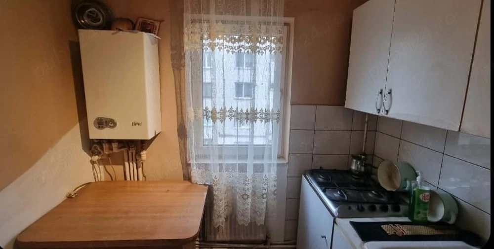 Închiriez garsoniera .