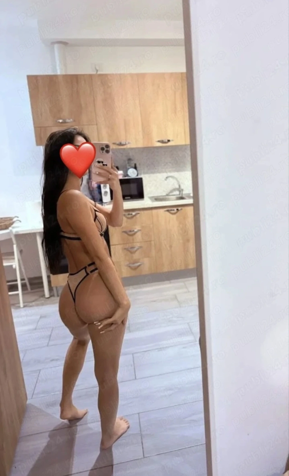 Bună azi am ajuns și stau singură în locație 