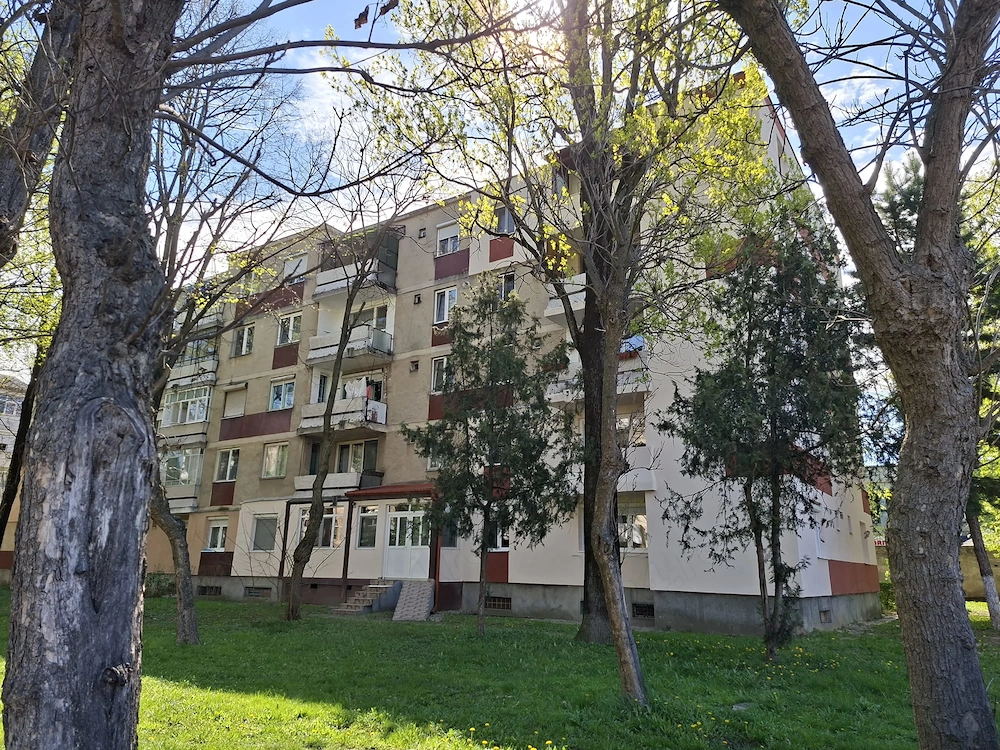 Dau in chirie apartament 3 camere zona spital judetean-piata Somes Satu Mare