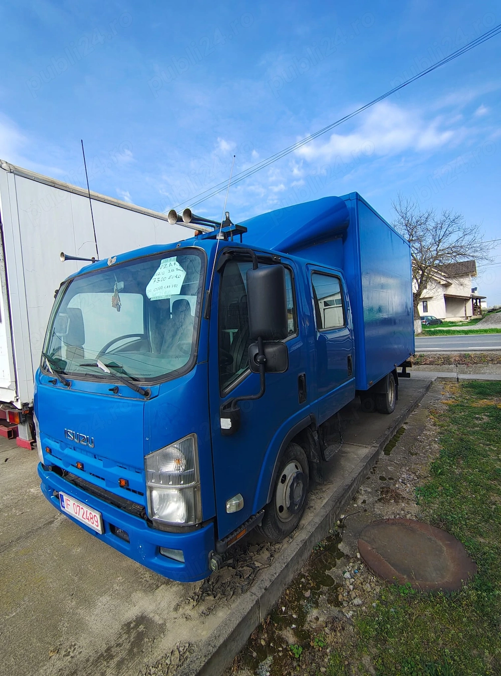 Isuzu Furgon cu 6 locuri