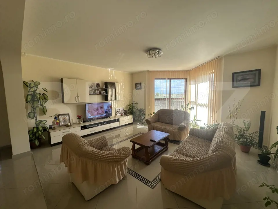 Casă spațioasă cu etaj, teren generos și livadă, Zona Paulesti