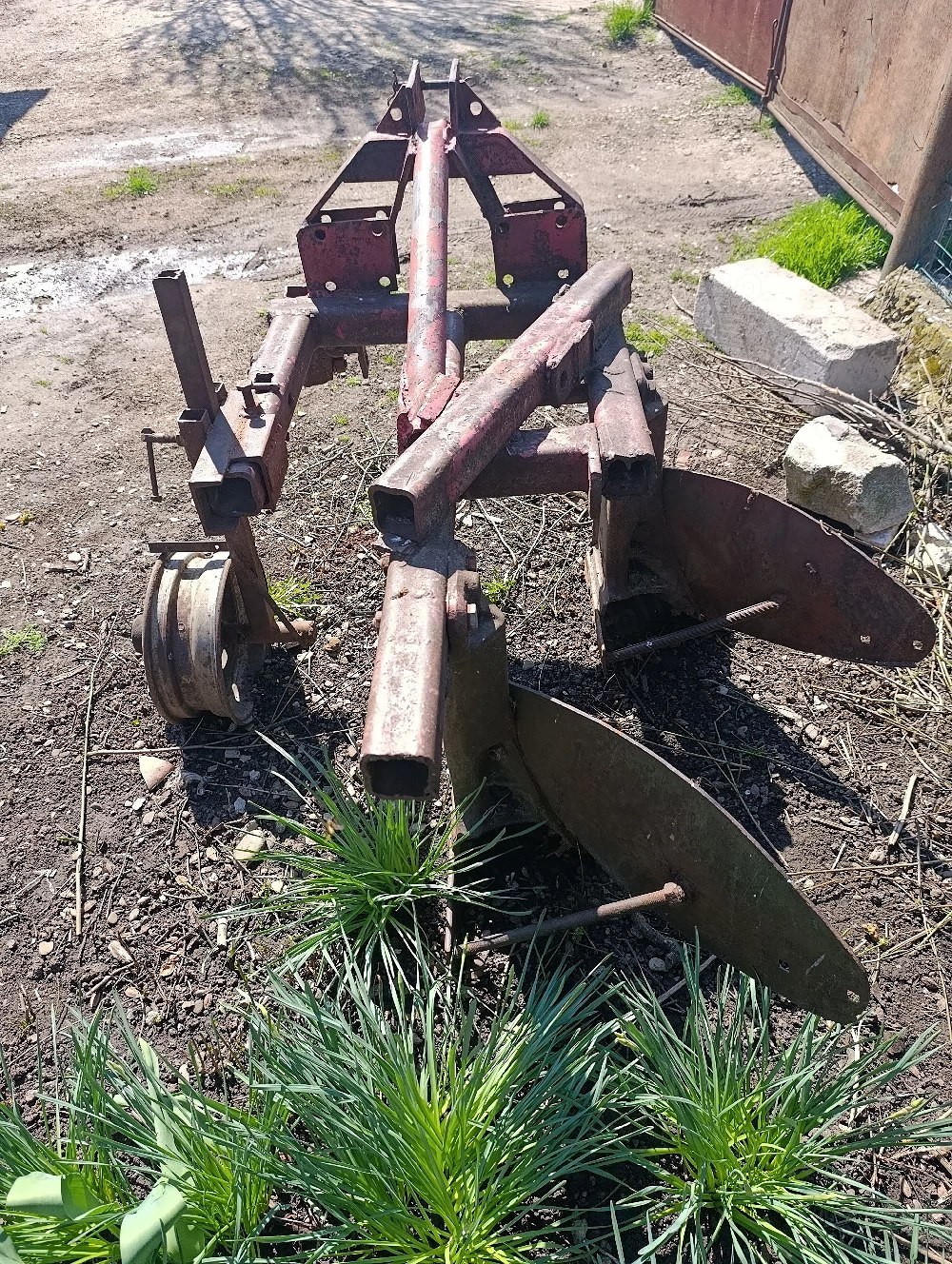 Vând plug de grădină