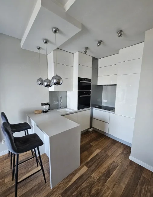 Ofer spre inchiriere o garsoniera, in zona drumul taberei, centrala proprie