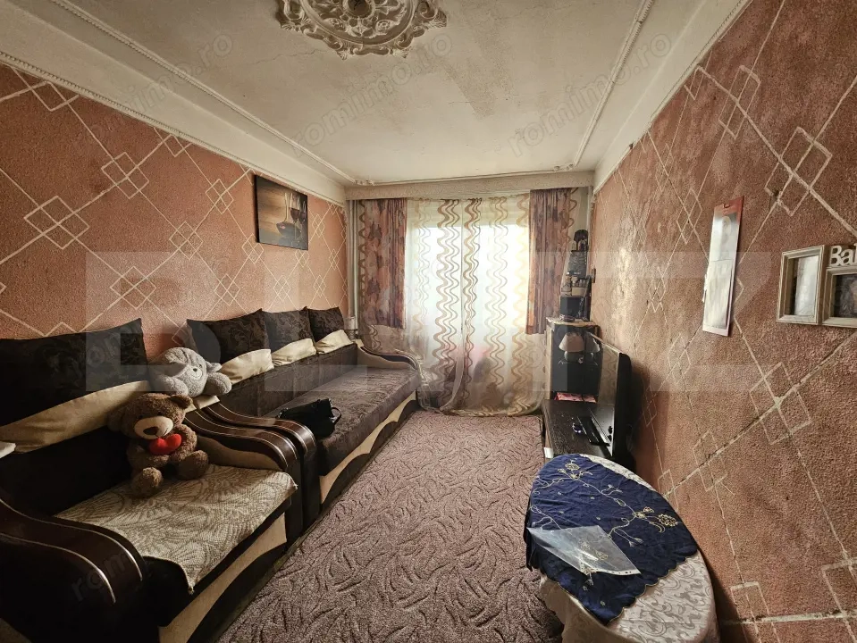 Apartament 3 Camere, etaj Intermediar,  Zona: Podu Ros (Tesatura)