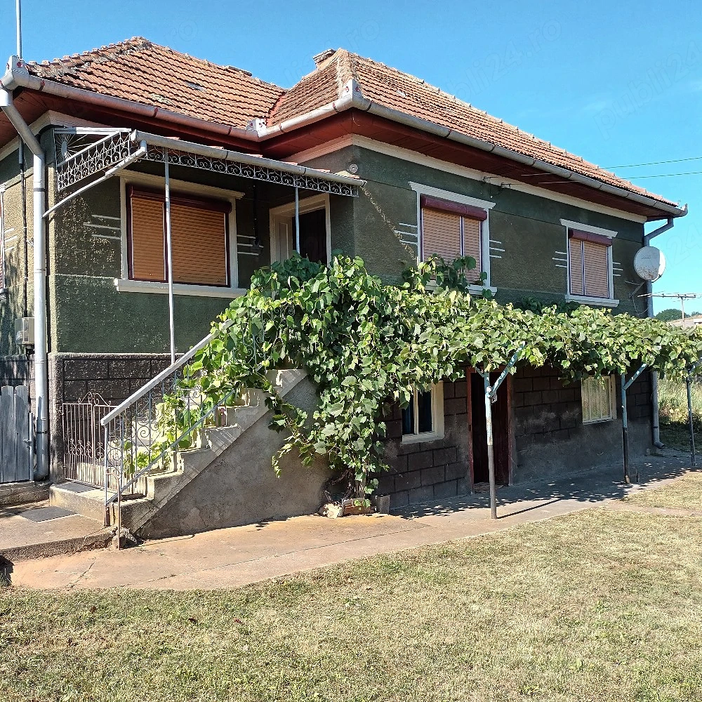 Vând casă la țară