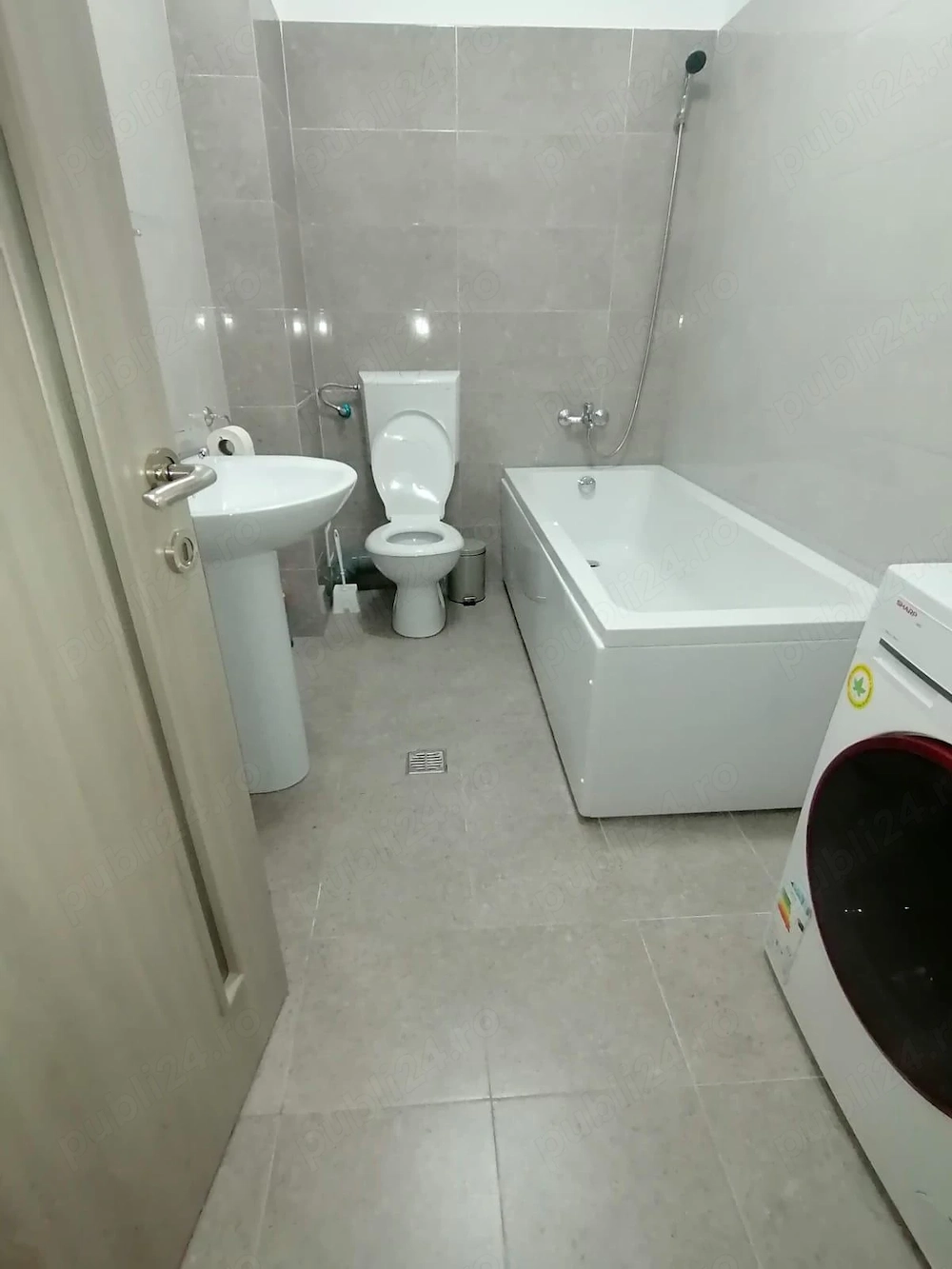 Închiriez garsoniera 