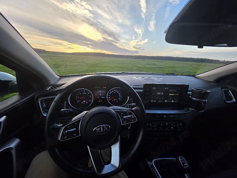 Vând Kia Ceed, an 2020, motorizare 1.6 diesel, economică și fiabilă, ideală pentru drumuri lungi.