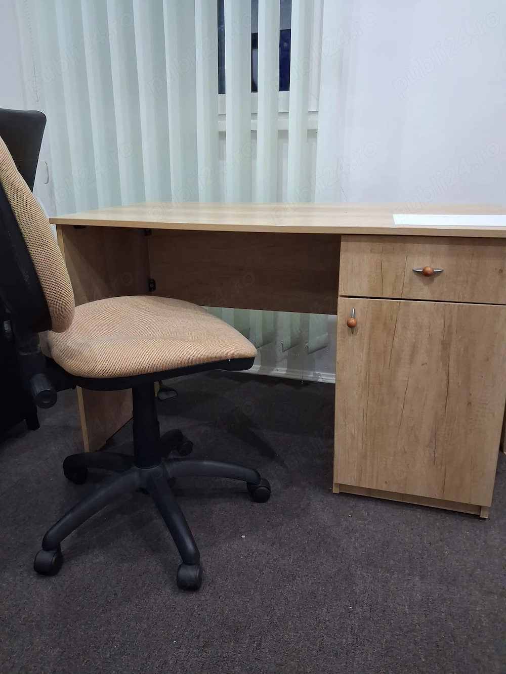 Vând birou cu scaun ergonomic, preturi negociabile!