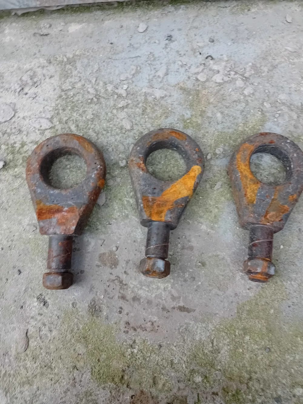 Vând cârlige de remorcare.