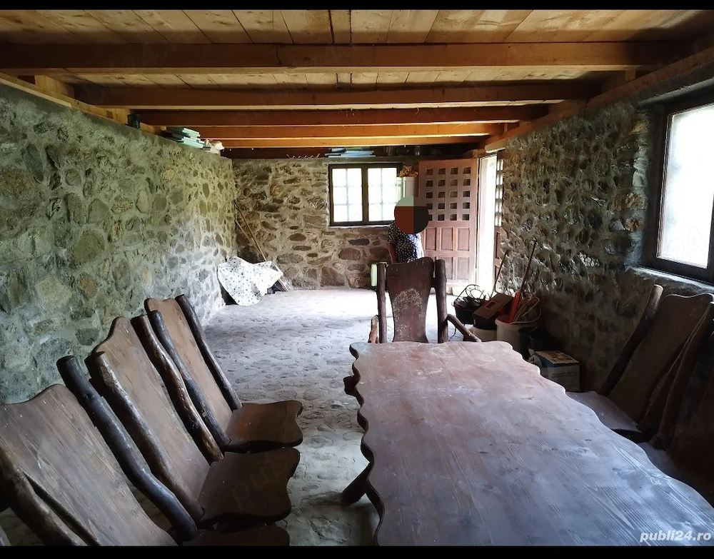 Cramă din piatră casă bătrânească beci din piatră livadă pomi fructiferi 