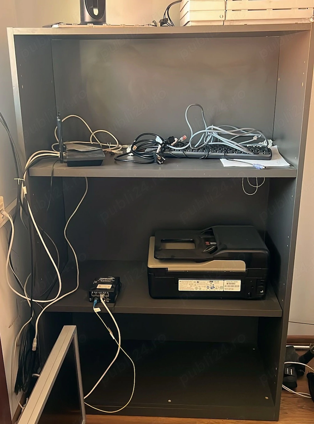 Dulap gri cu polite fara usi