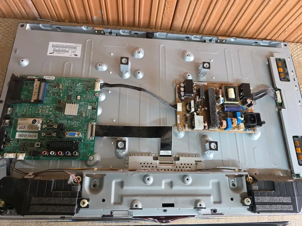 Dezmembrez tv Samsung le32c530f1w