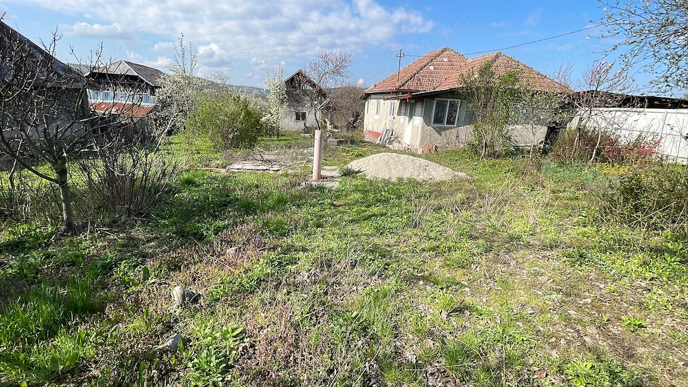 Casă bătrânească și teren 