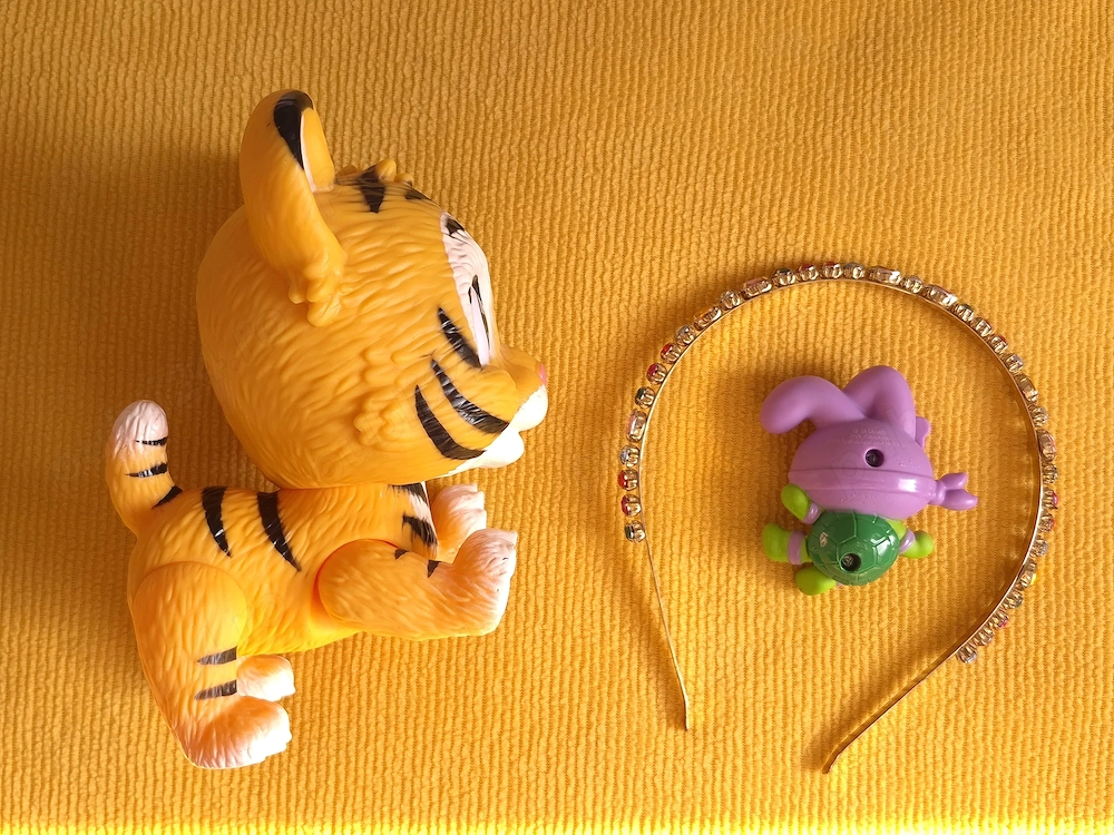 Set tigru de jucarie si o bentita cu pietre colorate