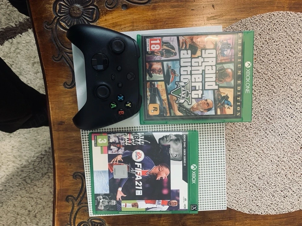 Vând Xbox One s 512 Gb 1 Controller + 2 jocuri