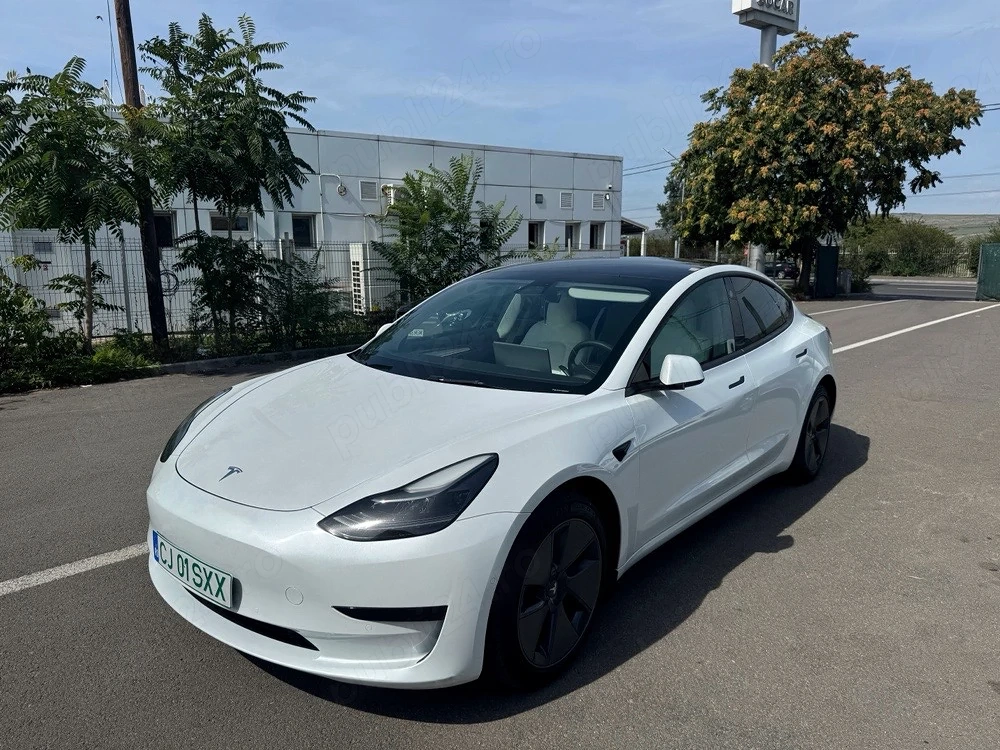Vand Tesla Model 3 Facelift SR+ Baterie LFP 325 CP An 2021 | Interior Alb | Sistem Audio Premium