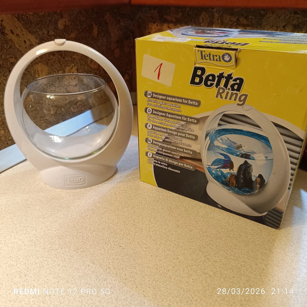 Acvarii de diferite forme sferice si paralelipipedice