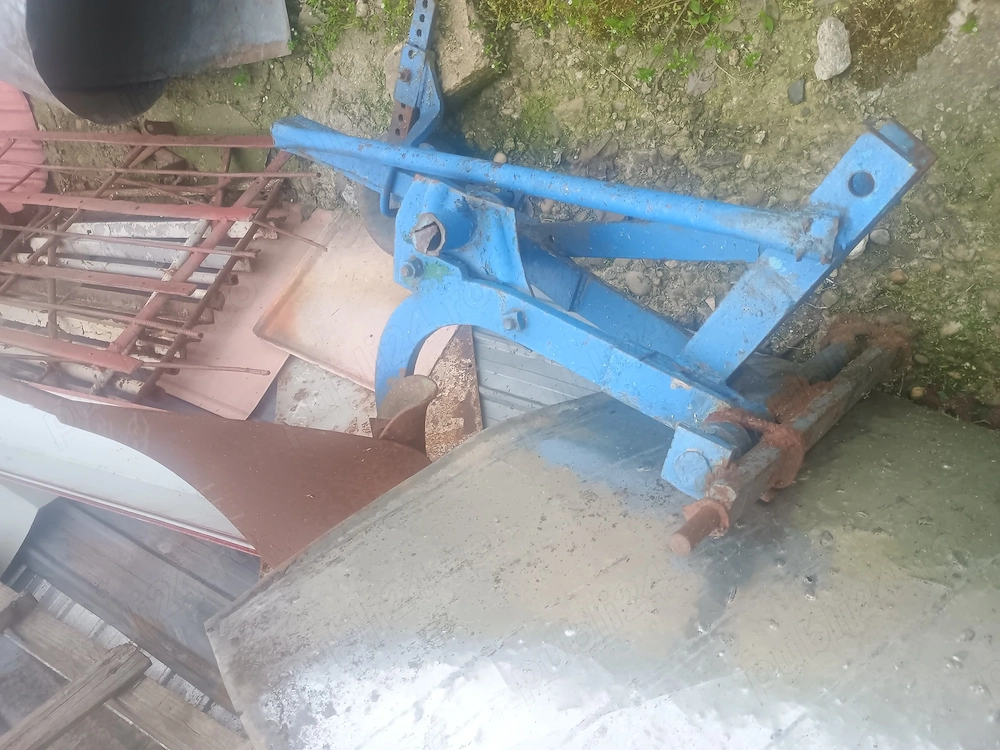Vând un plug și un combinator 