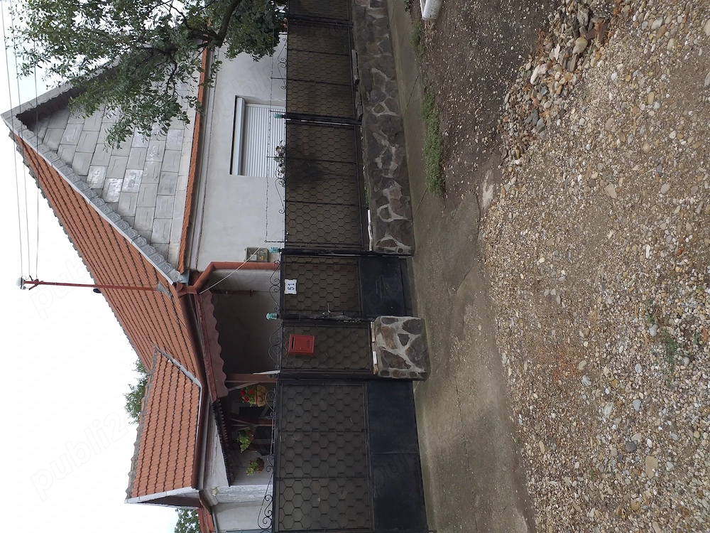 vând casă în Biharia 