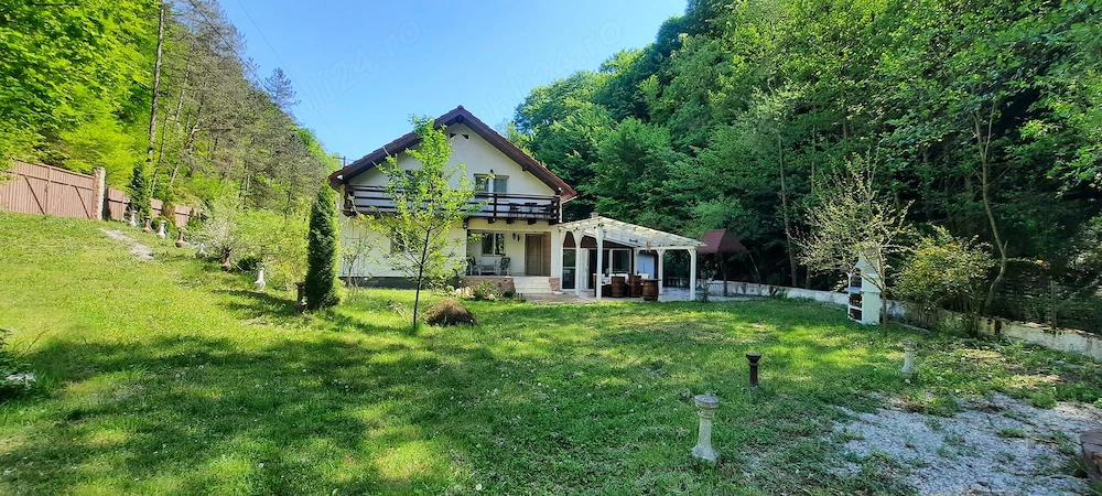 CASĂ lângă râu, Hunedoara