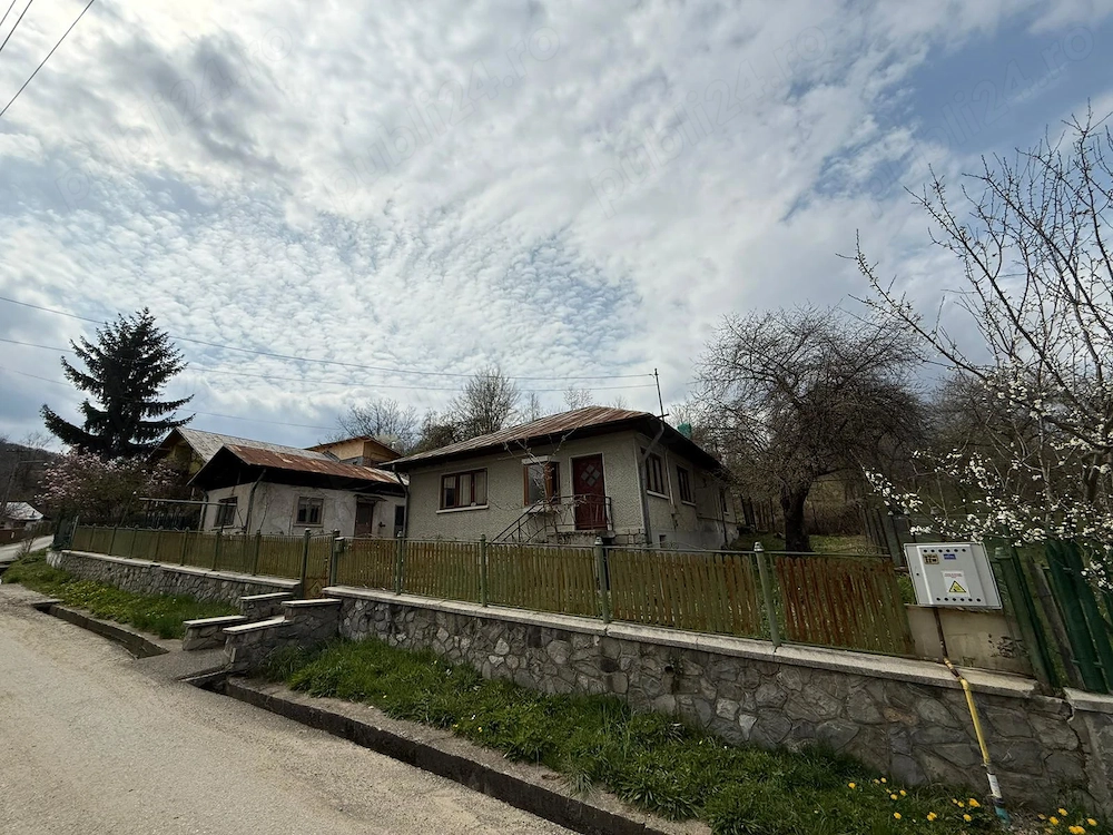 Casa de vanzare cu teren 1949mp in Pietrisu, Poiana Campina, Campina