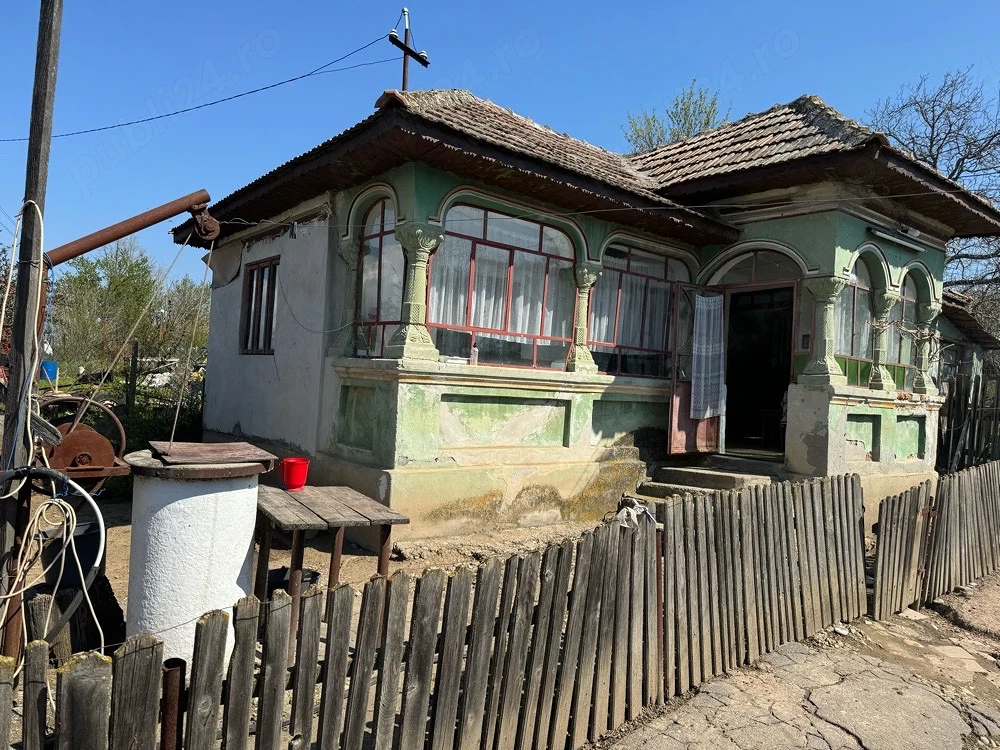 Casă cu teren de vânzare