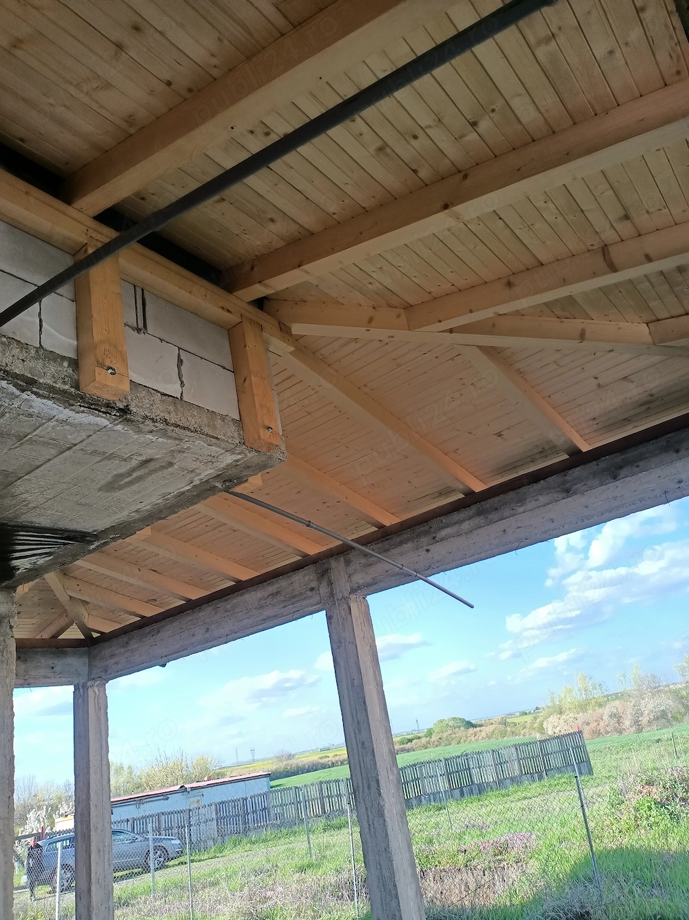 Construiesc case la rosu