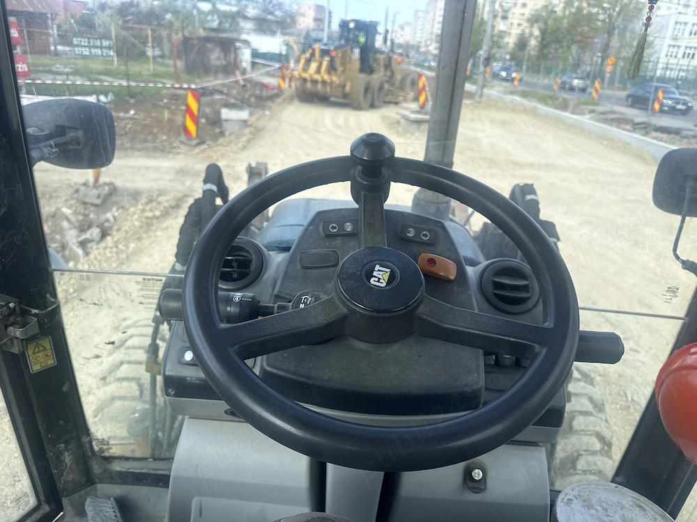 Angajare operator buldoexcavator cat432   
