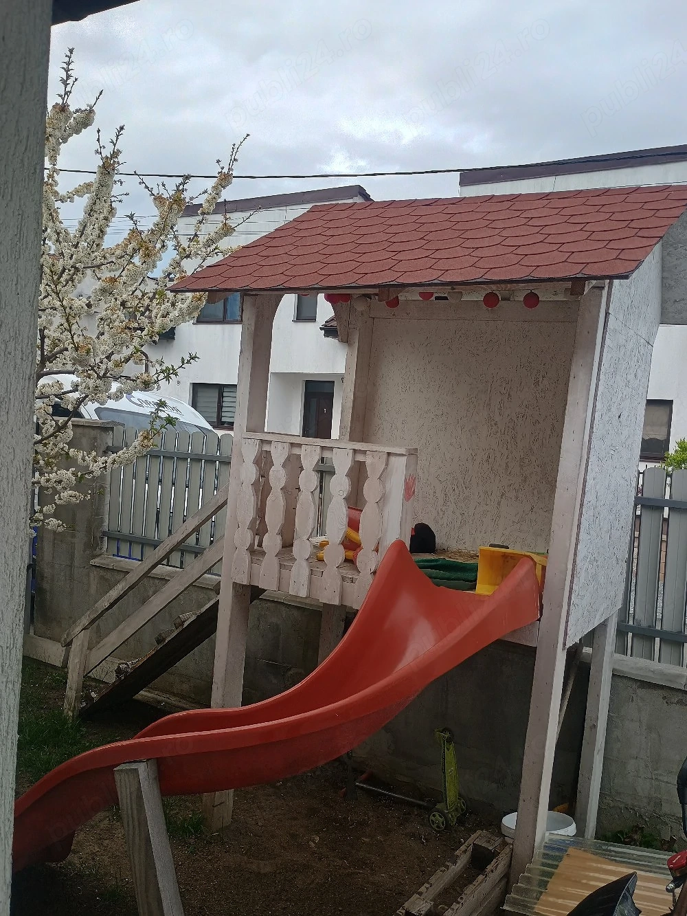 tobogan ,căsuța din copaci cu tobogan