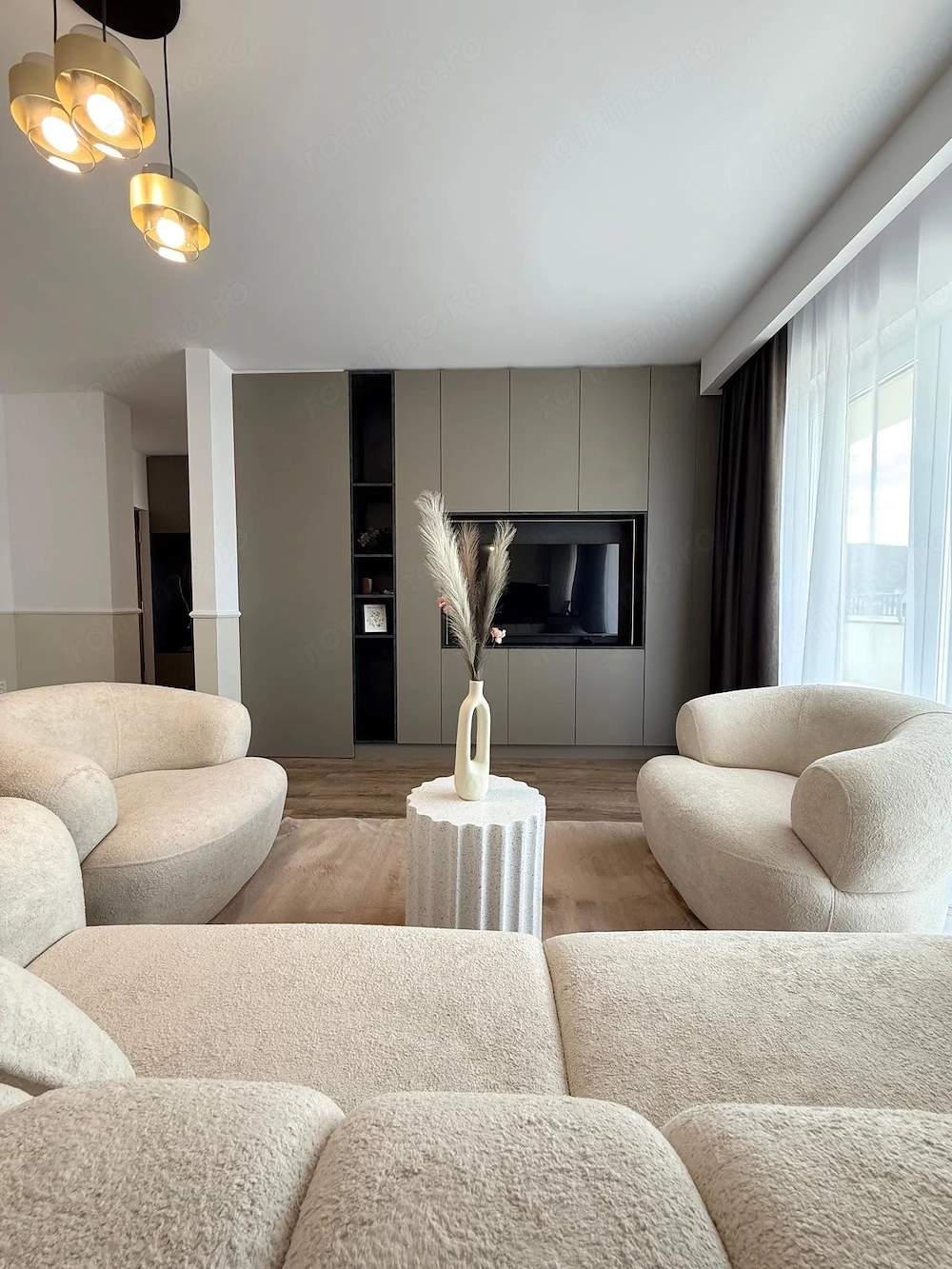 Penthouse 3 camere, 2 bai, str. Eroilor, Floresti