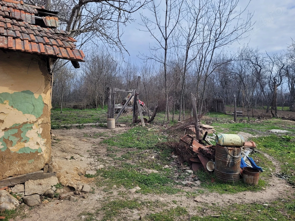teren 1000 mp cu casa batraneasca nelocuibila