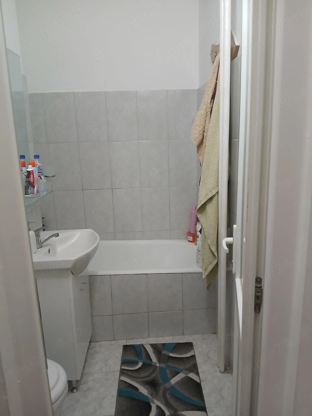 Închiriez garsoniera confort 1