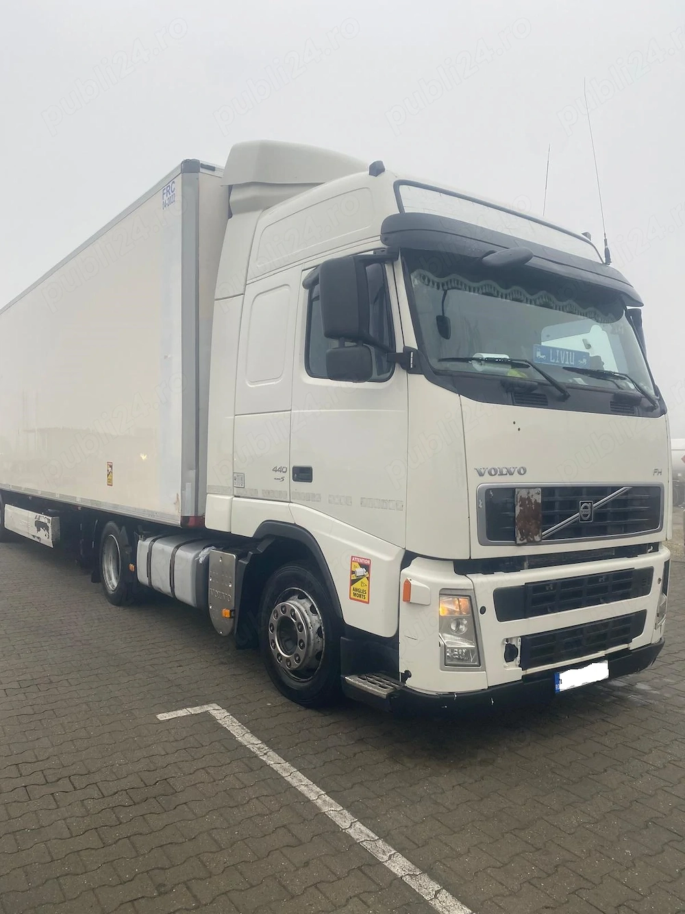 vind ansamblu cap tractor Volvo si semiremorca frigorifica mega