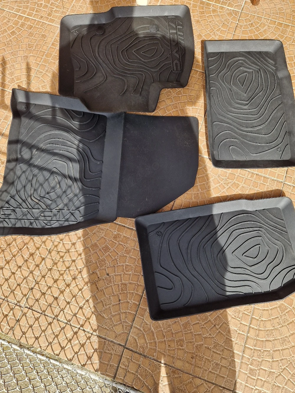 Vand covorase cauciuc pentru dacia duster 3originale