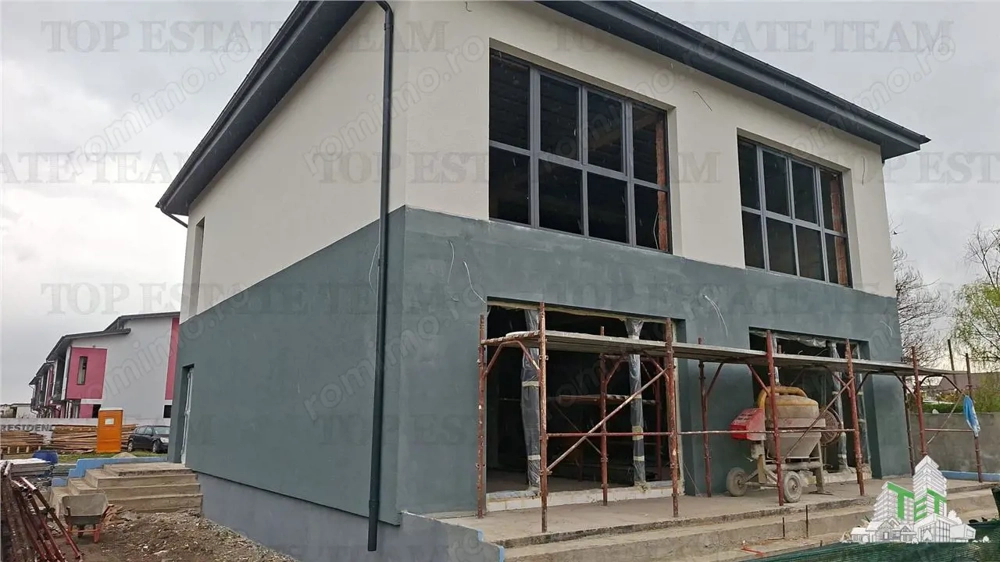 Cladire 240mp cu 2 spatii comerciale la inchiriat in centru Domnesti