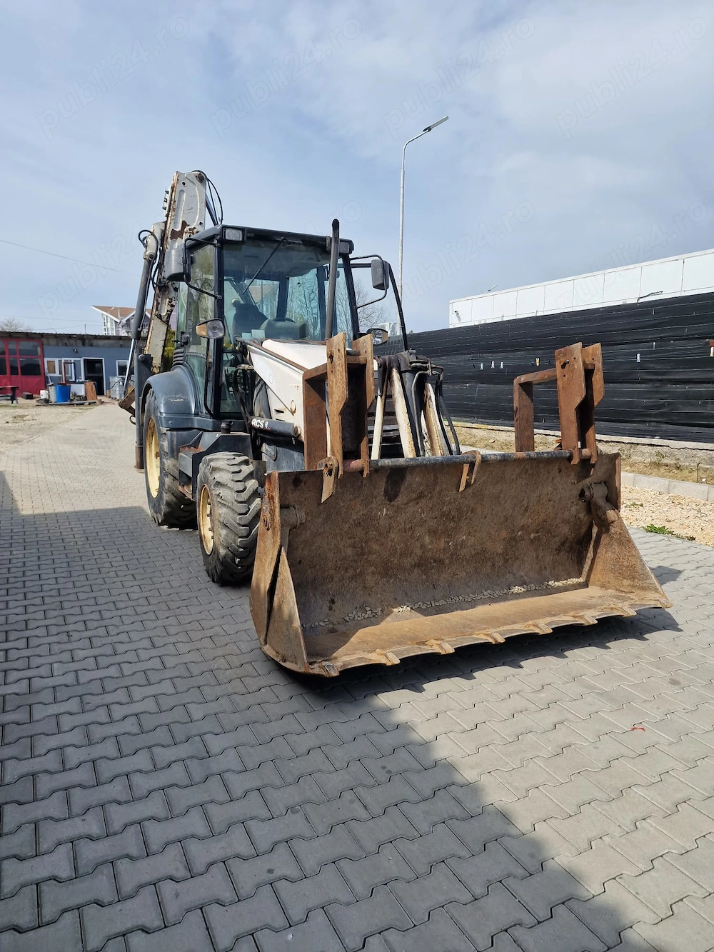 Vând Buldoexcavator TEREX 760