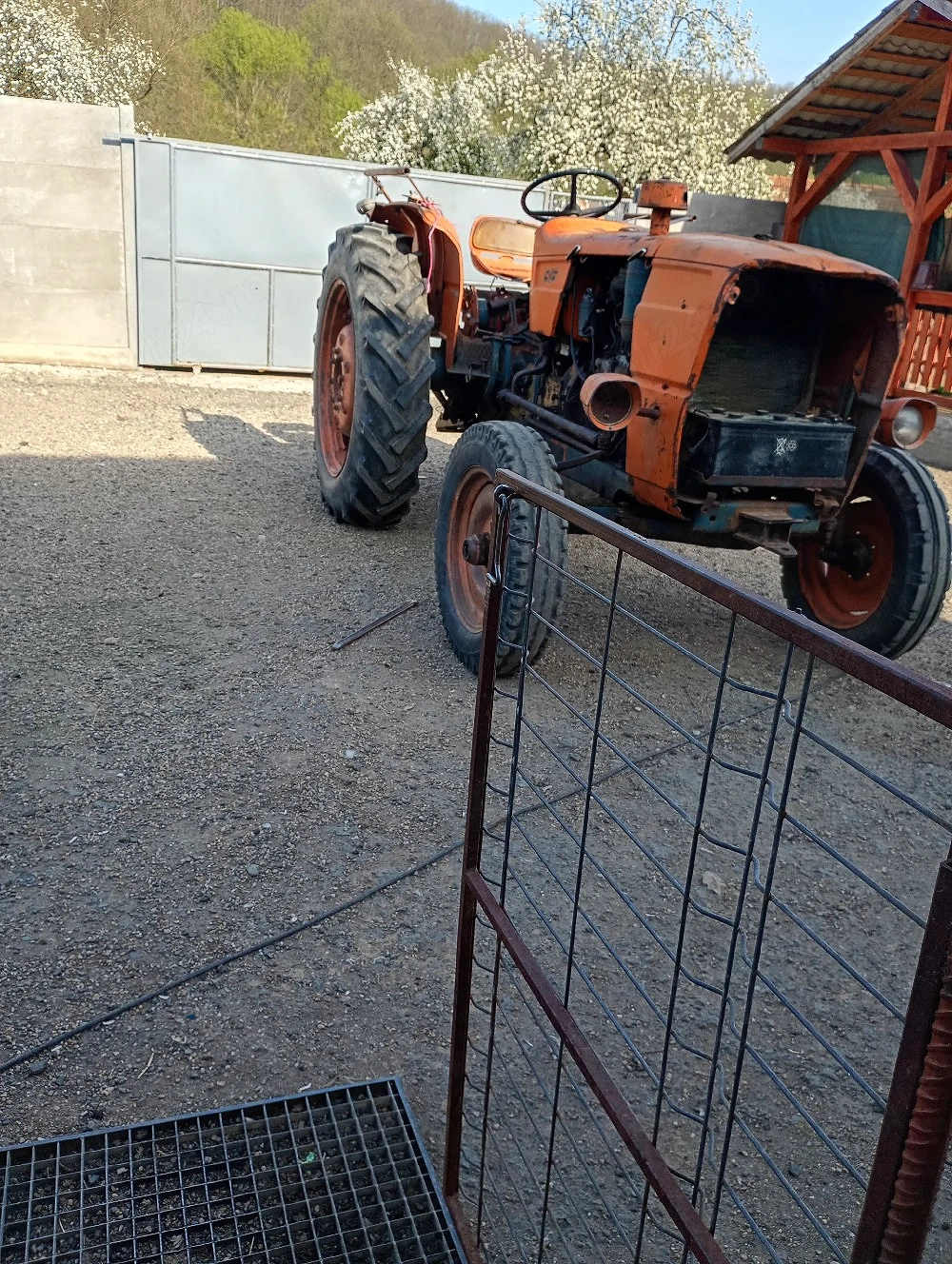 vând tractor fiat 615