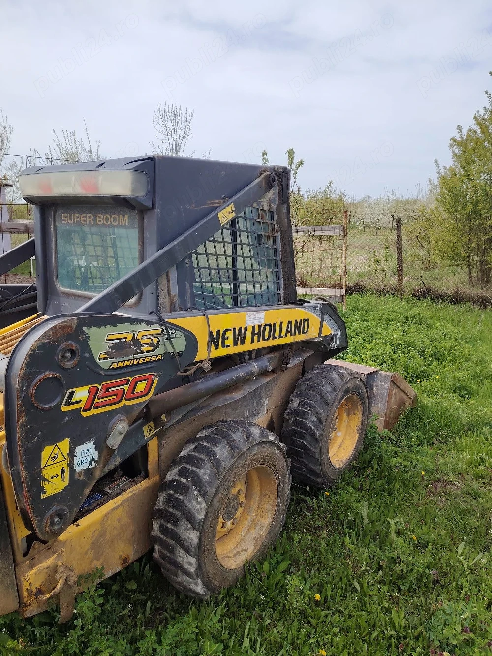 Vând miniîncărcător New Holland L150
